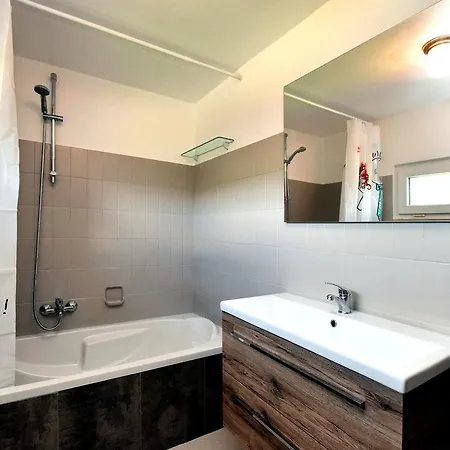 Spacious In Saint Vith With Terrace 度假居
